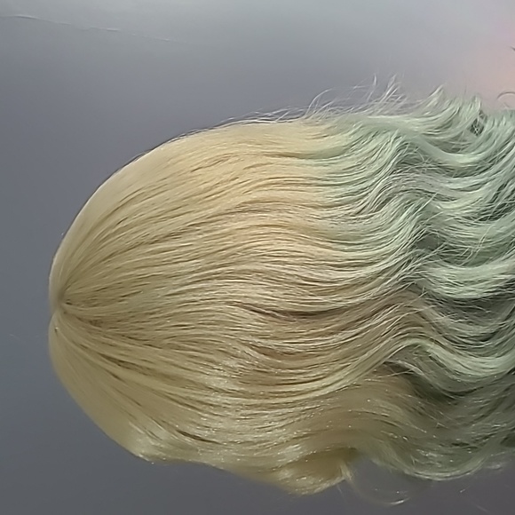 Custom dyed Synthetic blonde wig - Picture 2 of 10